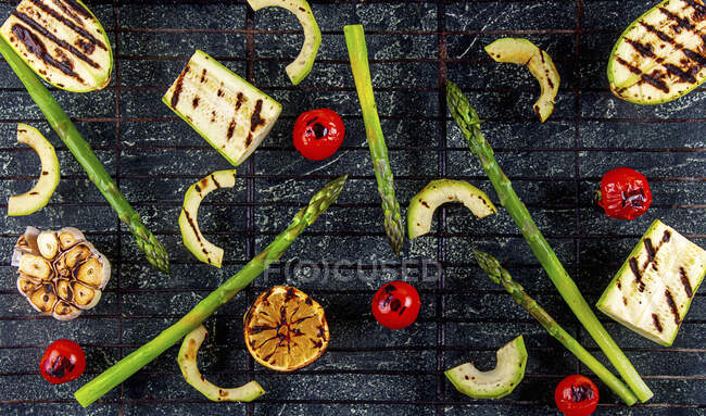 Verdure biologiche alla griglia - avocado verde, ciliegia di pomodoro, avocado, zucchine, aglio e limone — Foto stock