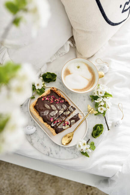 Pastel de Pascua café desayuno en la cama mañana con café y pastel - foto de stock