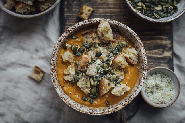 Тыквенный суп с морковью, паприкой, цуккини, луком и чесноком — стоковое фото