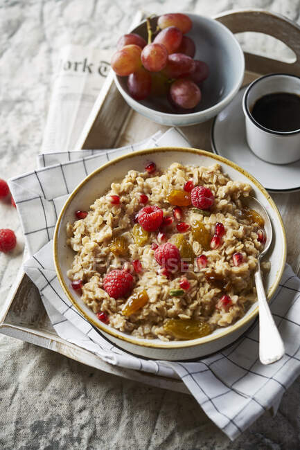 Hot oats and fruit breakfast — Stock Photo