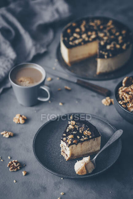Pastel de queso tofu vegano con ganache de chocolate - foto de stock