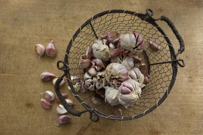 Garlic in a wire basket — Photo de stock