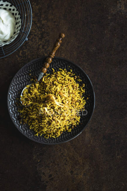 Aromatic and spicy rice with lentils and onion — Foto stock