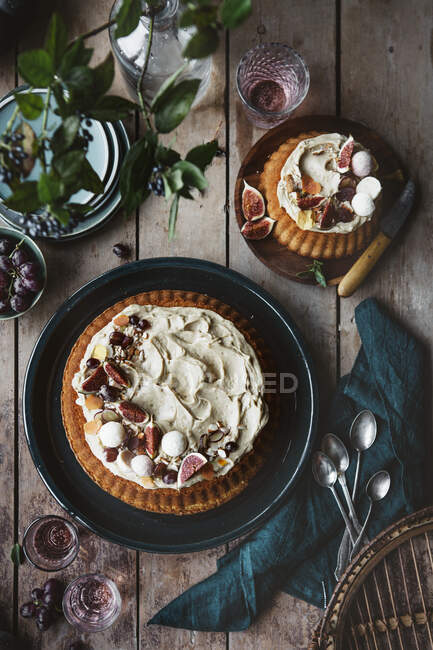 Torta alla vaniglia con glassa al caramello, fichi freschi e decorazioni floreali — Foto stock
