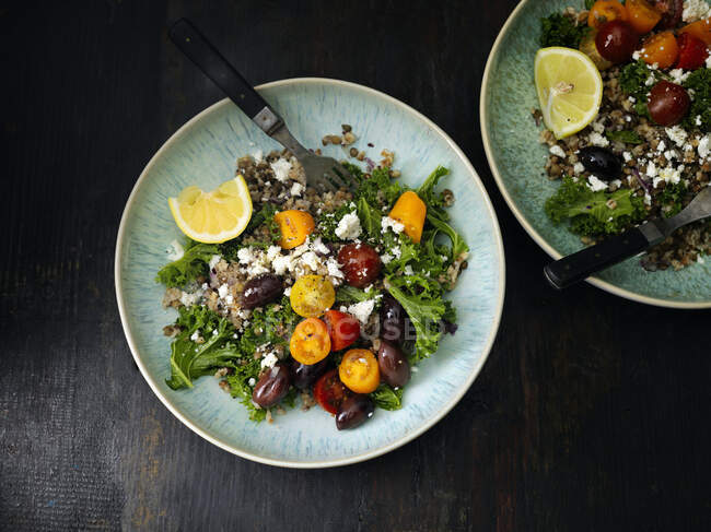 Зерновий салат з помідорами, оливками та фетою — стокове фото