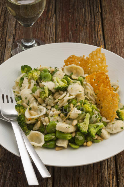 Pasta with broccoli, pine nuts and cheese — Stock Photo