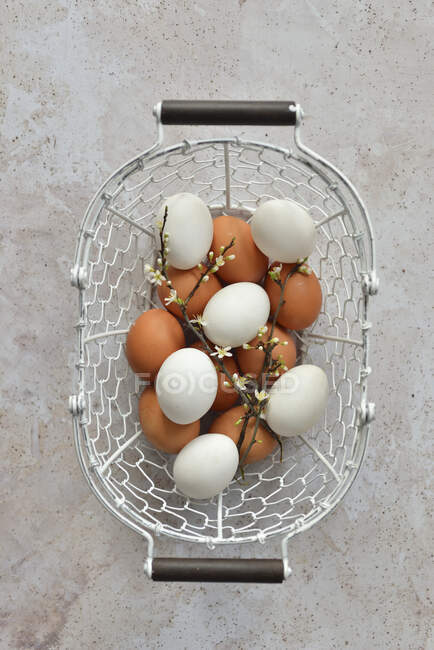 Крупним планом знімок сирих яєць у кошику — стокове фото
