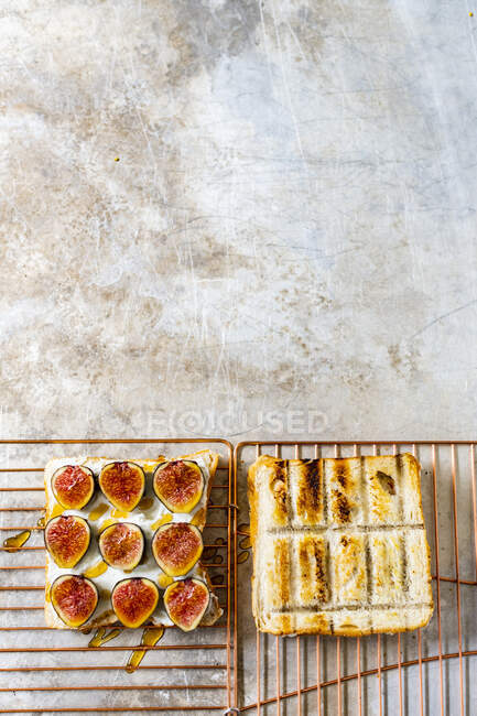 Sandwich di fichi alla griglia con miele su scaffale di raffreddamento — Foto stock