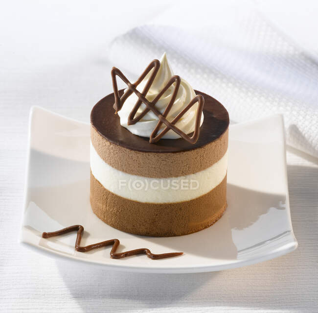 Close-up de deliciosa mousse de chocolate em camadas — Fotografia de Stock