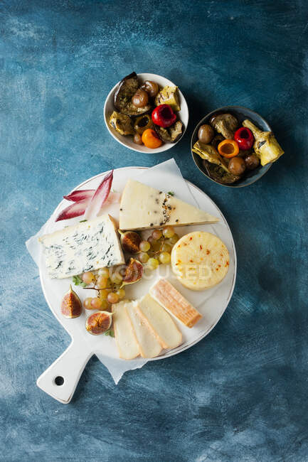 Vari tipi di formaggio e uva, vista dall'alto. — Foto stock