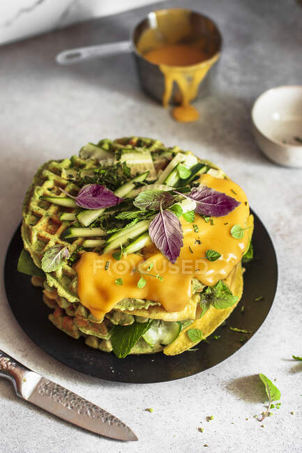 Вафельный торт с сыром и овощами — стоковое фото