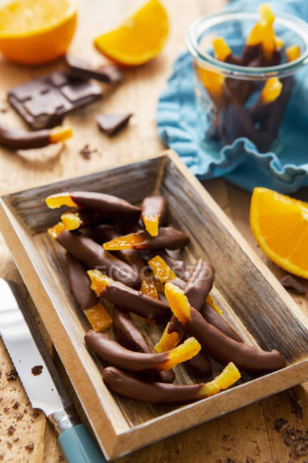 Zeste d'orange confite avec glaçage au chocolat — Photo de stock