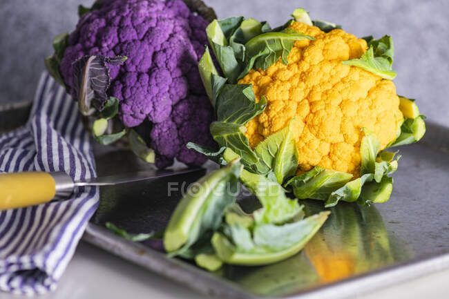 Una coliflor amarilla y una púrpura - foto de stock