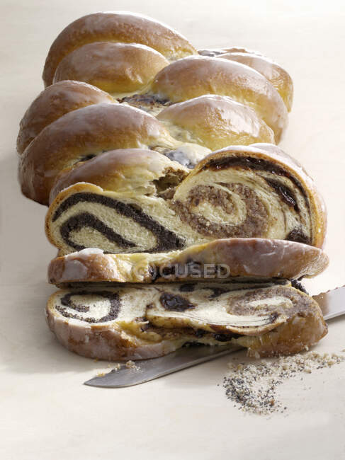Pan de levadura con avellanas y semillas de amapola - foto de stock