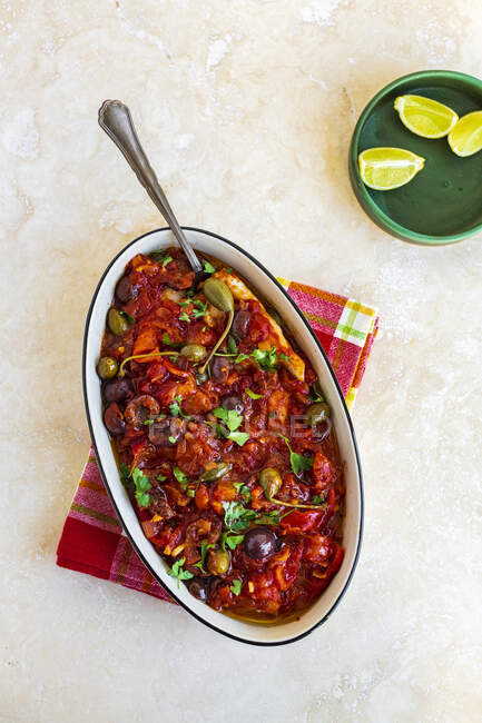 Mexican chili con carne with tomato sauce and basil — Stock Photo