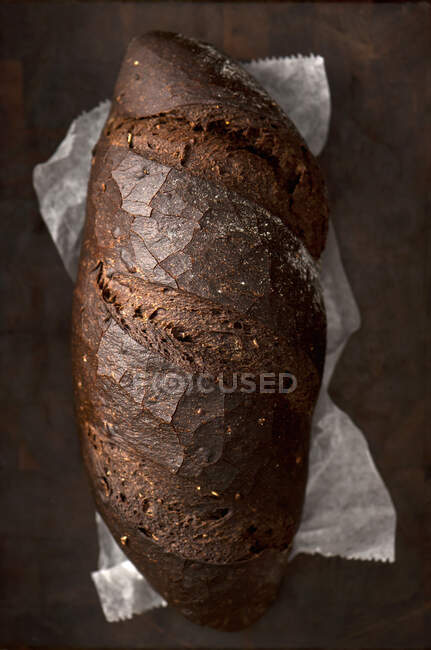 Крупним планом знімок смачного жирного хлібного хліба Темний — стокове фото