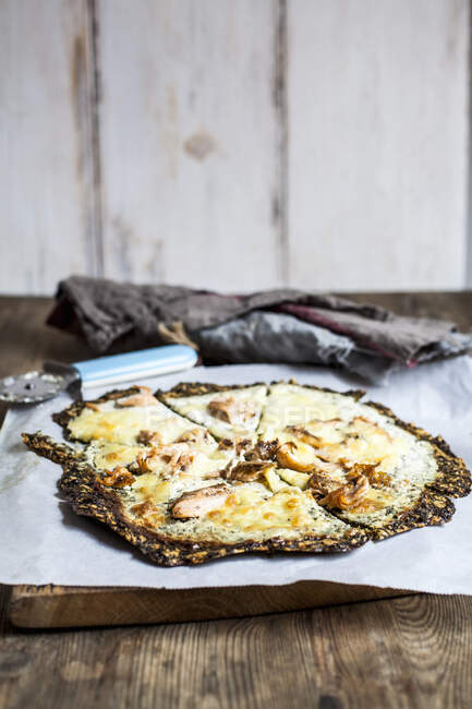 Піца Б'янка з основою капусти, лікарським кремом, лососем і моцареллою. — стокове фото