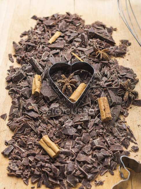 Shredded dark chocolate with cinnamon and star anise — Stock Photo