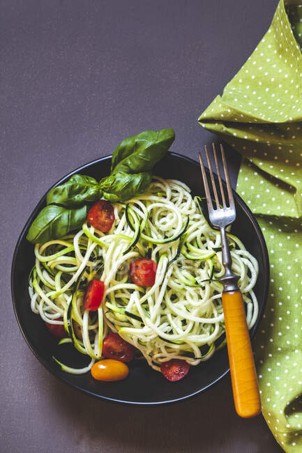 Zoodles with tomatoes and basil — Stock Photo