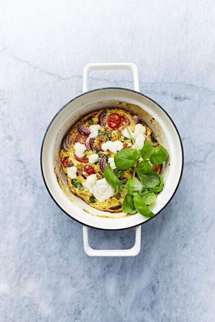 Cherry tomato and red onion frittata with mozzarella and basil leaves — Stock Photo