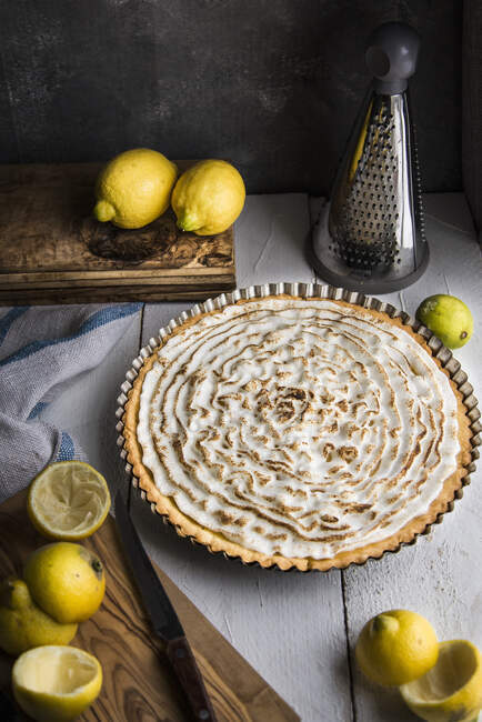Об'ємний пиріг з лимонами, теркою і ножем — стокове фото