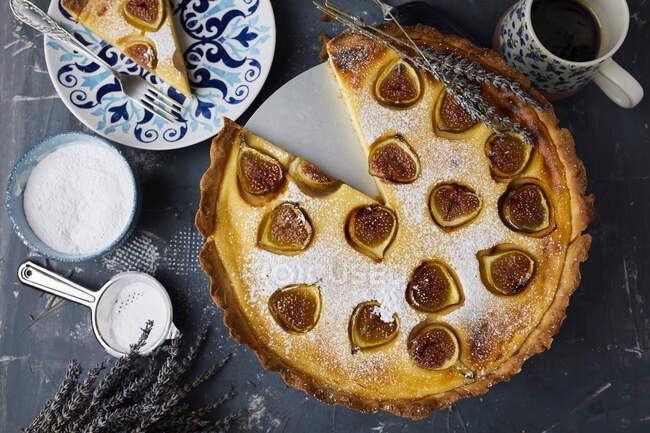Freshly baked mascarpone fig tart — Stock Photo