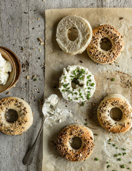 Close-up shot of delicious Creamcheese Bagel with chives — Stock Photo