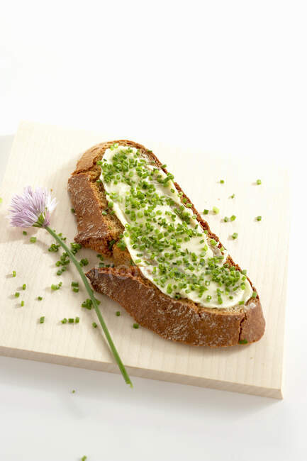Pão de cebolinha com manteiga e cebolinha fresca — Fotografia de Stock