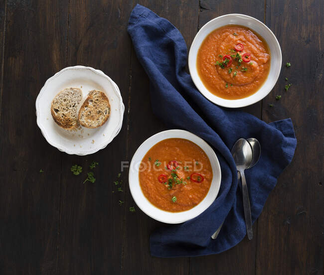 Веганский томатный суп с чили и петрушкой — стоковое фото
