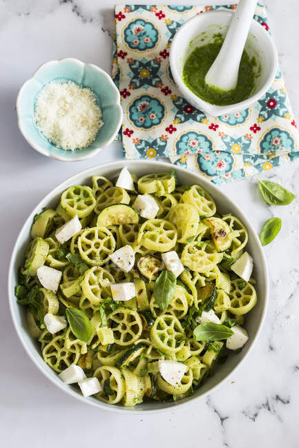 Ruote pasta salad with zucchini pesto and mozzarella — Stock Photo