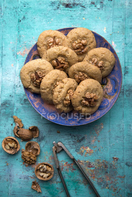 Primer plano de deliciosas galletas de nuez vegana - foto de stock