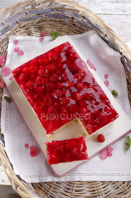Pastel de verano con jalea de frambuesa y frambuesas frescas - foto de stock
