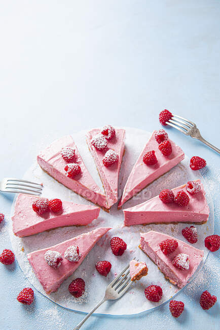 Cheesecake made with cream cheese, raspberry puree and set with raspberry jelly — Stock Photo