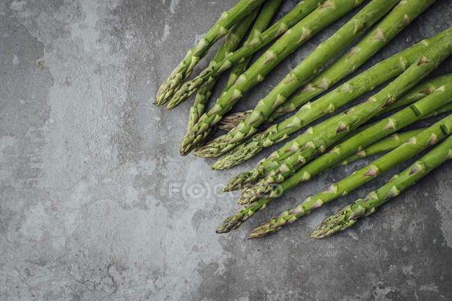 Green asparagus on cement background — Fotografia de Stock