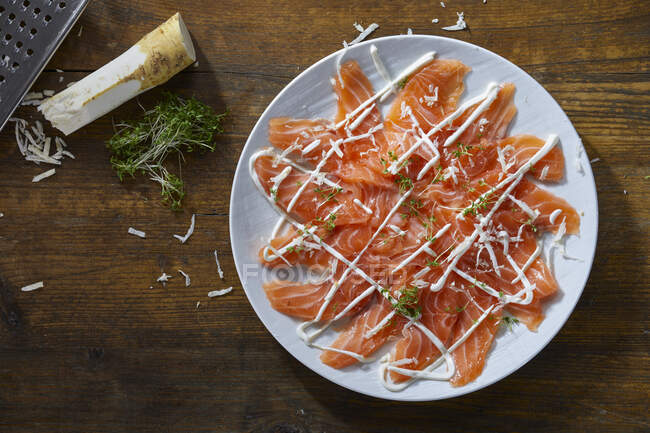Salmon carpaccio with horseradish - foto de stock