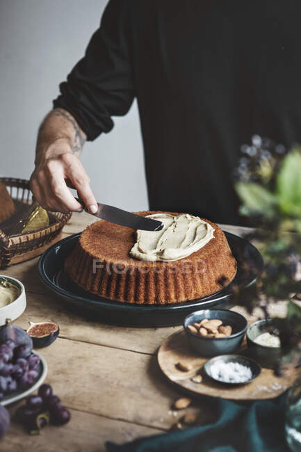Una torta alla vaniglia decorata con glassa al caramello — Foto stock