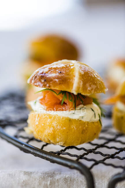 Savoury Hot Cross Bun burger with salmon and cream cheese — Stock Photo