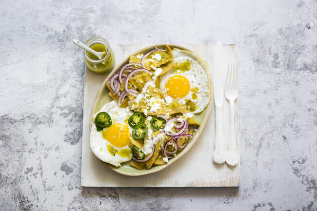 Жареные яйца с беконом и сыром на белой тарелке. вид сверху. свободное место для текста. — стоковое фото
