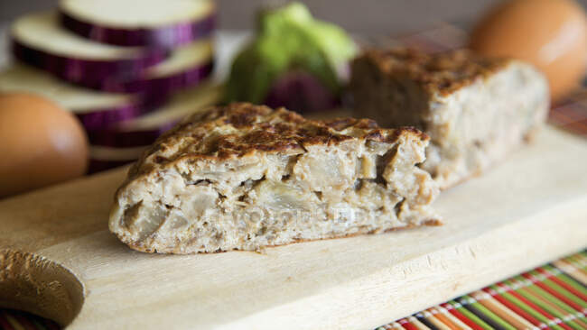 Pan casero con queso y verduras - foto de stock
