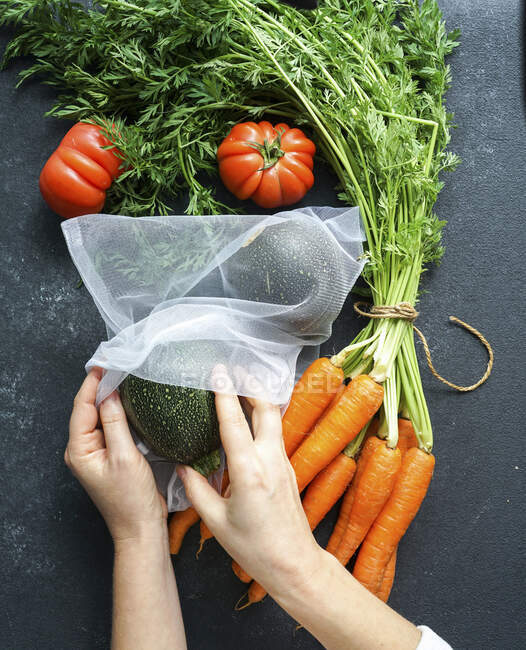 Зберігання їжі нульовими відходами: екологічна сумка з морквою, помідорами — стокове фото