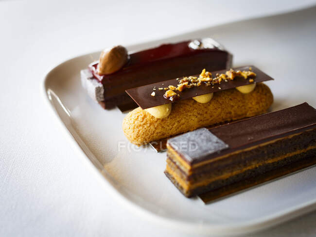 Eclairs Pastry on white plate, closeup — Foto stock