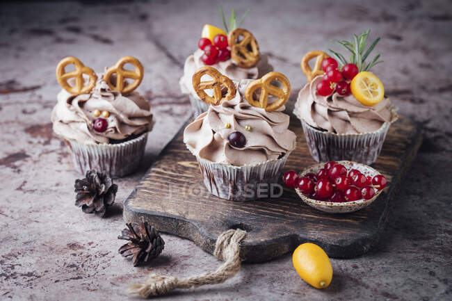 Cupcakes de lujo con pretzels - foto de stock