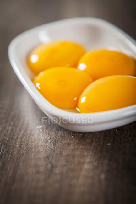 Boiled eggs in a bowl on a wooden background — Stock Photo