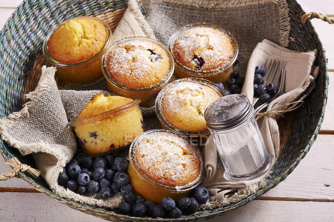 Small blueberry pie baked in a glasses to take away — Stock Photo