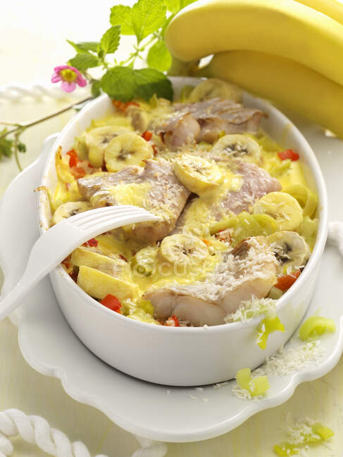 Leek and fish casserole with bananas — Stock Photo