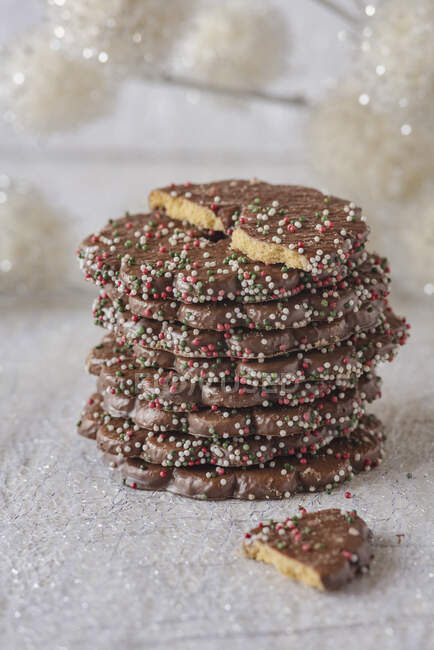 Bestreute Schokolade glasierte Kekse im Stapel — Stockfoto