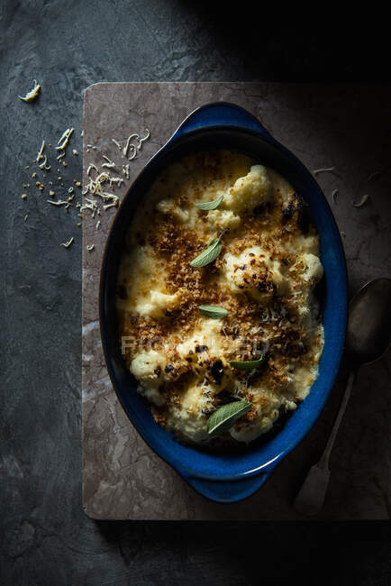 Baked cauliflower with bechemel sauce and cheese, topped with garlic butter breadcrumbs — Fotografia de Stock
