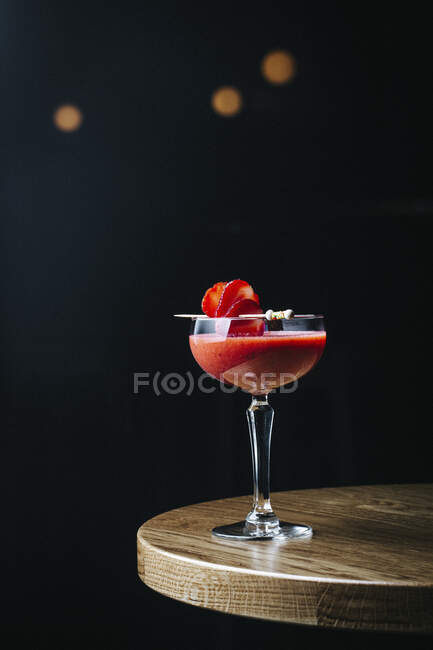 Margarita de fresa en vaso con bayas en rodajas en palo - foto de stock