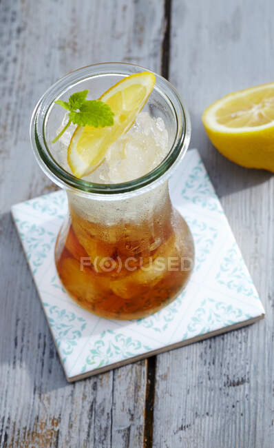 Homemade beer liqueur with corn schnapps, vanilla, crushed ice and lemon — Stock Photo