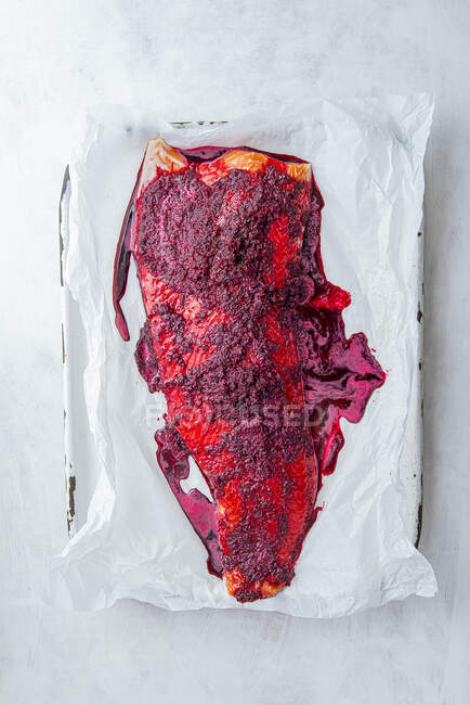 Filetto di salmone in una marinata gravlax pronto per essere curato — Foto stock